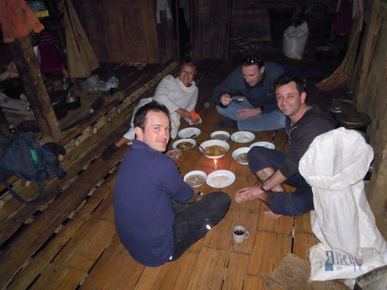 Gegessen wird am Boden, geschlafen übrigens auch.