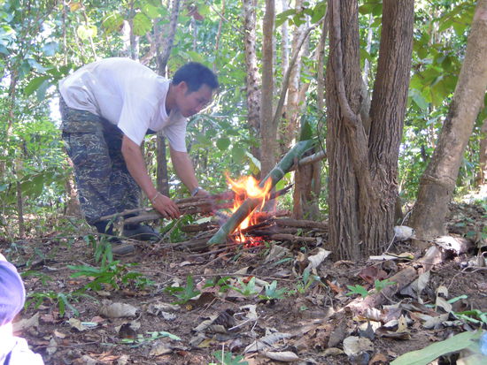 Schon mal Kaffe oder Tee getrunken im Dschungl?Wir schon. Unser Guide Nawey macht aus Bambus alles!!!! Kaffeemaschine, Kaffebecher, Löffel