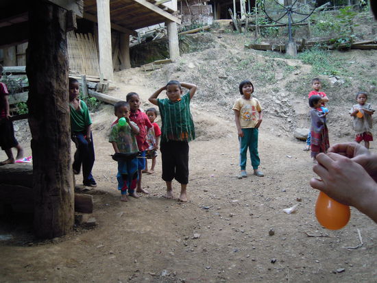 Den Kindern nahmen wir Luftballons, Stifte und Süssigkeiten mit. Die haben sich mehr gefreut als bei uns Kinder über z.B eine Playstation. Es ist einfach eine total andere Welt dort in den Bergdörfern im Norden Thailands. Uns hat diese Erfahrung hier aber sehr gut getan. Man schätzt die Dinge mehr die man zu Hause hat. Wenn man sieht mit wie wenig die Leute hier zufriedener und glücklicher sind als bei uns Die Menschen im Westen.