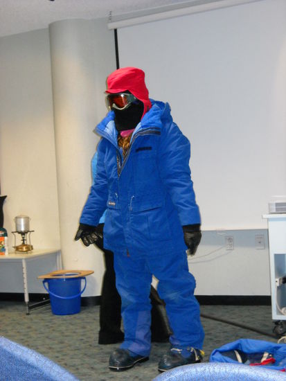 tja... so sieht man dann aus, wen man in der Antarctic rumläuft. Felhen nur noch die Großen Handschueh über den Handschuhen, die wie die Handschuhe aussehen, die man beim Backen benutzt.