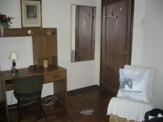 Schreibtisch und Sessel