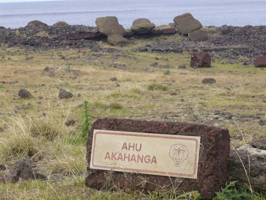 Im Hintergrund sieht man umgestuerzte Moais