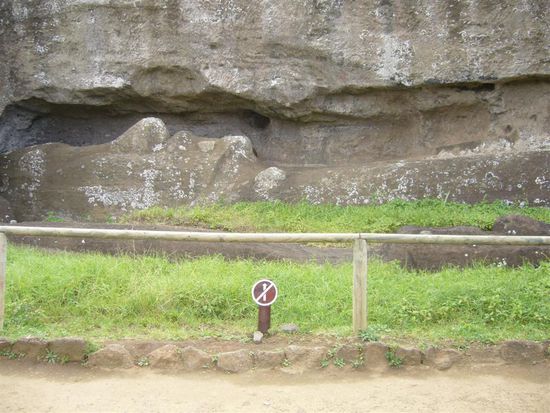 Der größte Moai, der über 20 m liegend misst, allerdings ist nur die Vorderseite fertig geworden.