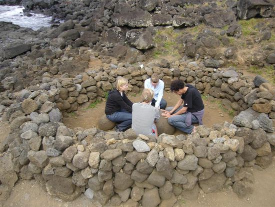 Beim Meditieren am Nabel der Welt, der Stein ist ganz warm und soll bestimmt Schwingungen haben. Warum ist noch nicht ganz geklaert
