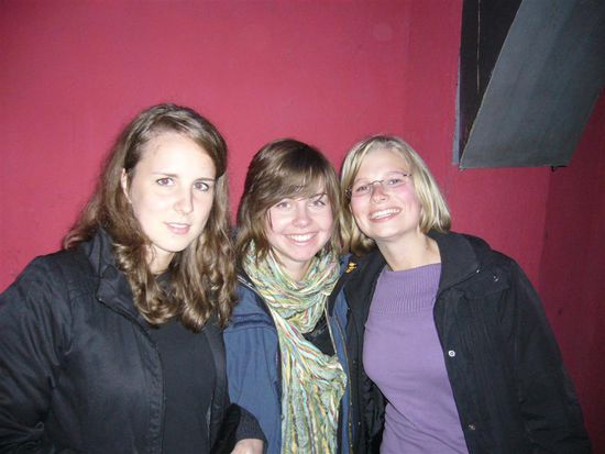 Antje, Caroline und ich vor der Disko
