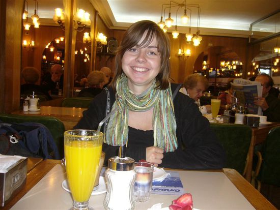 Caroline mit Latte und Erdbeerkuchen