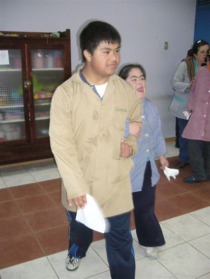 Rodrigo fordert Malenie zum Tanzen auf 