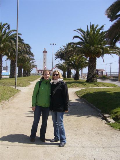 Nadine und ich auf dem Weg zum Stran. Im Hintergrund sieht man den Leuchtturm