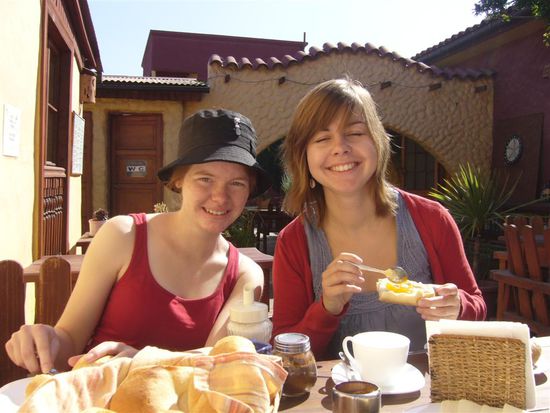 Marina und Caroline beim Frühstück