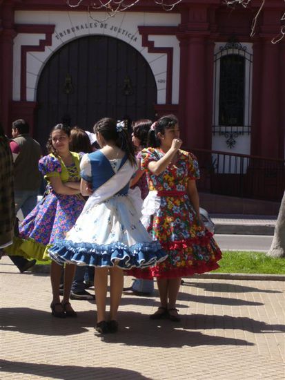 Frauen in chilenischen Trachten