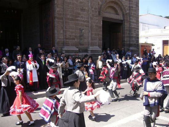 Eine Gruppe beim Cueca tanzen