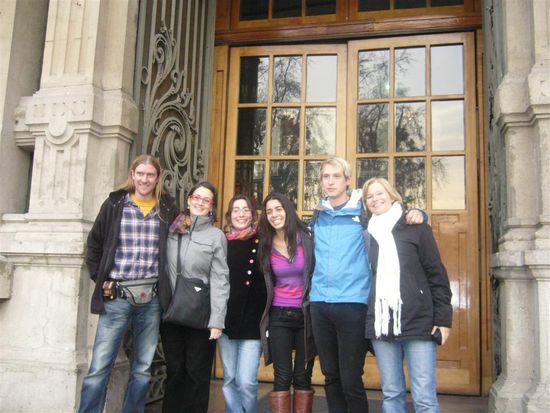 Gruppenfoto vorm Museum