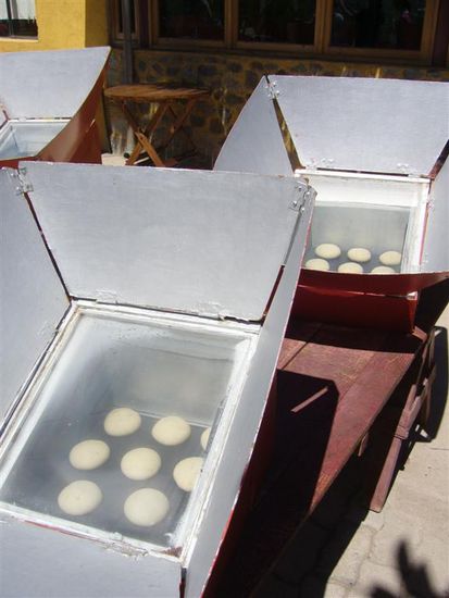 Es wird nur mit der Wäre der Sonne gekocht und gebacken!