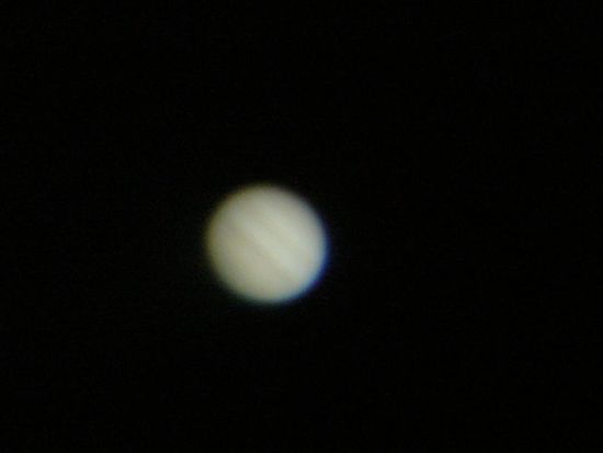 Der Jupiter! Man erkennt sogar seine 2 roten Ringe! Das Foto wurde durch das Teleskop aufgenommen!