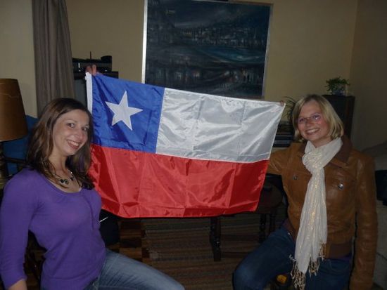 Angelika und ich mit der chilenischen Flagge