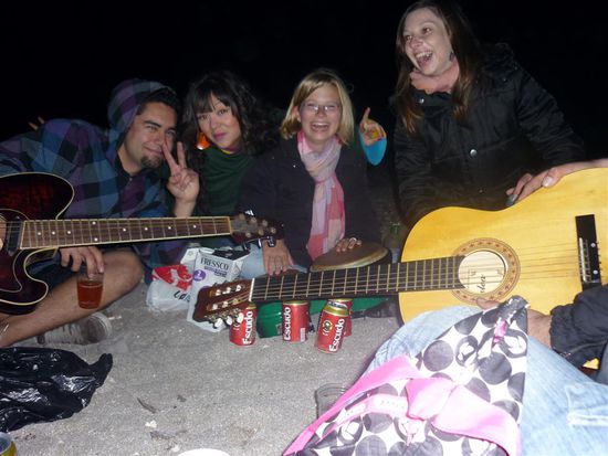 Beim Musik machen am Strand