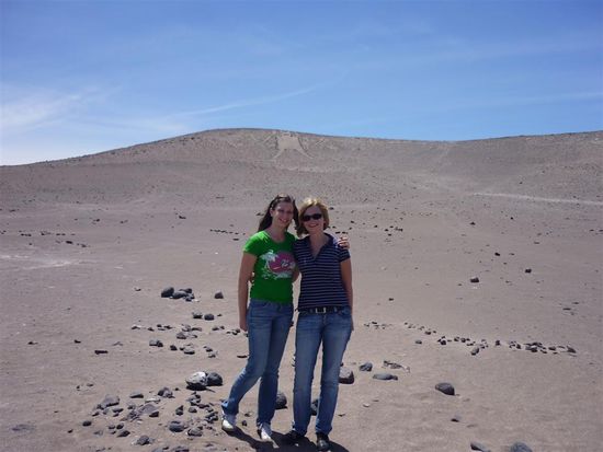 Angelika und ich vorm Gignate de Atacama