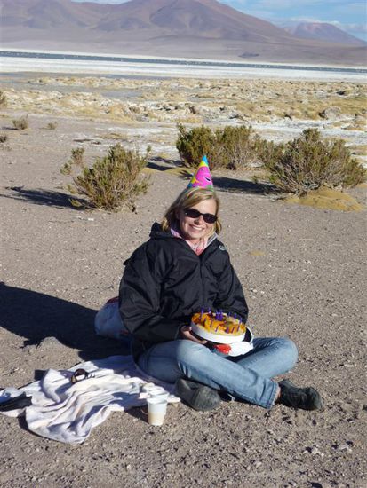 Mit Geburtstagstorte  und Hut