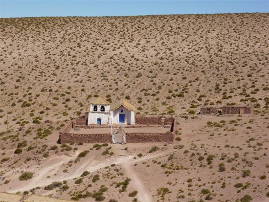 Eine kleine einsame Kirche, die zu einem Mini "Dorf" gehört