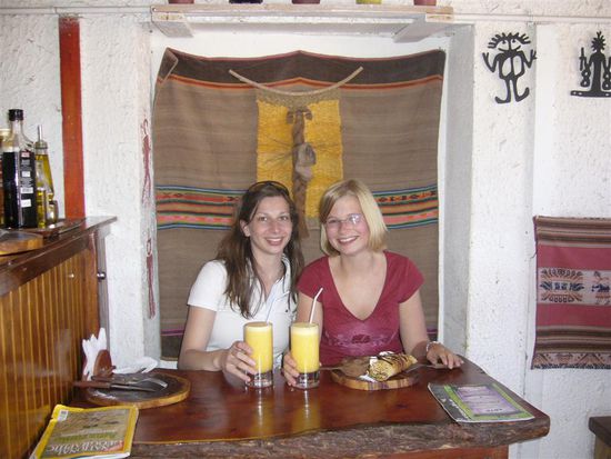 Beim Mittagessen mit Crepes und frischem O-Saft