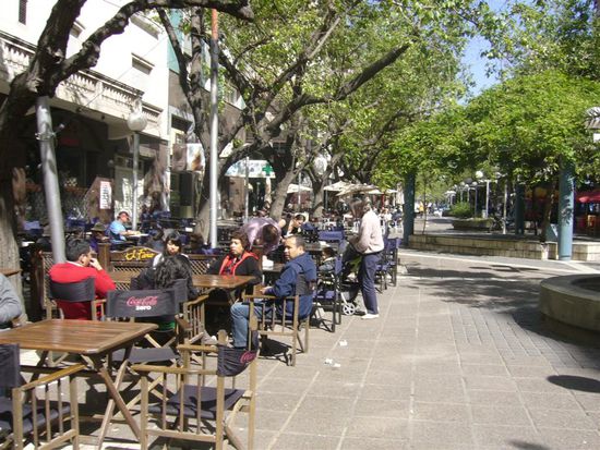 Die nette Fußgängerzone mit vielen Cafés, von wo man gut Leute beobachten kann