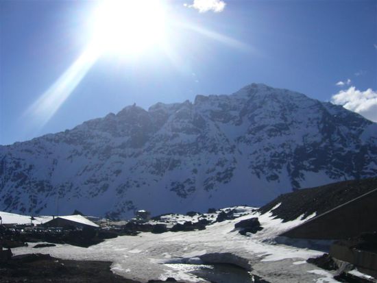 Auf dem Pass an der Grenze