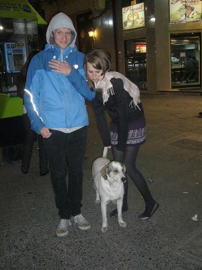 Da Antje den Straßenhund einmal geknuddelt hat, lief er uns die ganze zeit nach!