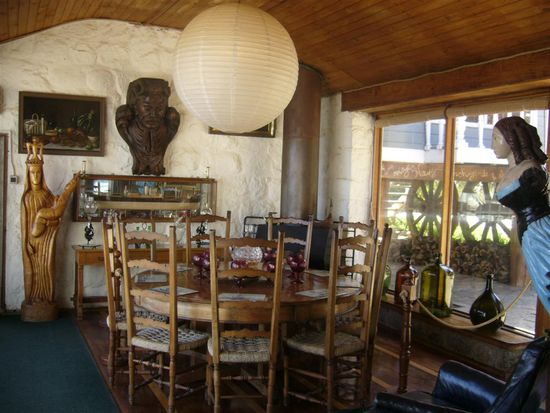 Das Esszimmer. Angelika hat die Krise bekommen, wegen den vielen Figuren überall, sie fand das Haus gar nicht schön...