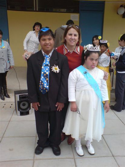 Rodrigo und Maleny bei der Prinzen und Prinzessinenwahl zusammen mit der Direktorin
