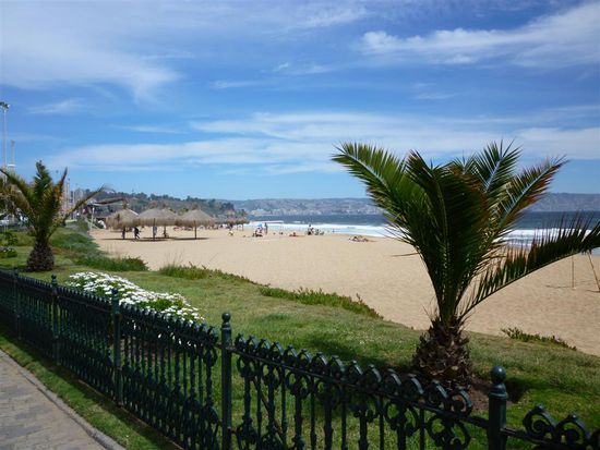 Nochmal der Strand von Renaca. Am Strand sie mehrer schöne Cafes 