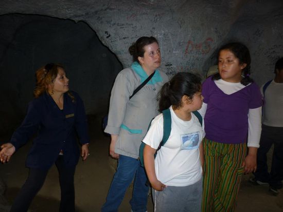 Evelyn ( die Assistentin), Rosana (die Klassenlehrerin), Karina und Sofia in einer Höhle 