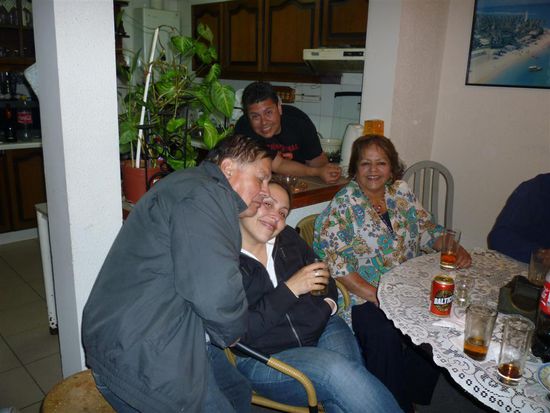 Ganz links mein Gastvater mit seiner Tochter, also die mit der Tochter