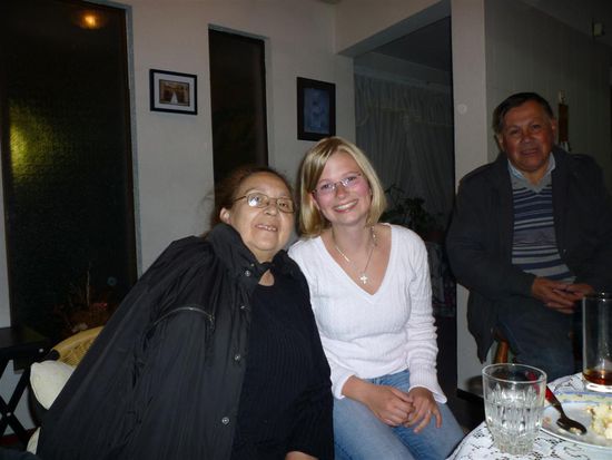 Meine Gastmutter, ich und mein Gastvater im Hintergrund. voll komisch, die haben 20 jahre nicht miteinander geredet und jetzt ist er jedes Wochenende hier...