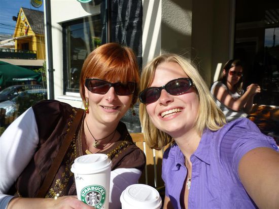 Maja und ich bei Starbucks auf der Terrasse