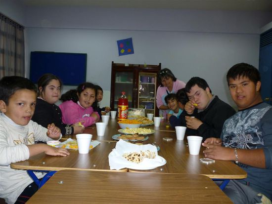 Beim Frühstücken und Geschenke auspacken