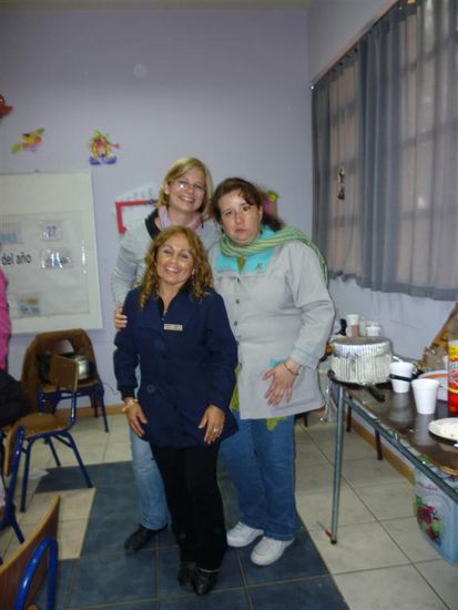 Meine beiden Lehrerinnen (ganz rechts Rossana, die Klassenlehrerin und Evelyn die Assistentin)