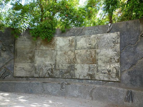 Eine Namenstafel der Opfer