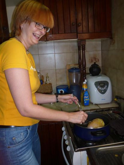 Maja beim Truthahnbraten braten