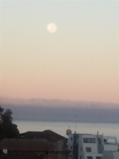 Auf dem Heimweg. Beim Sonnenauf- und Monduntergang 