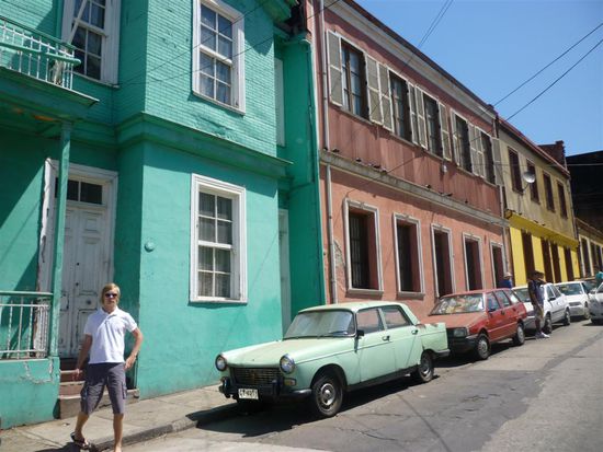 Eine typische Straße in Valpo. Ich find das Auto passt da voll gut rein