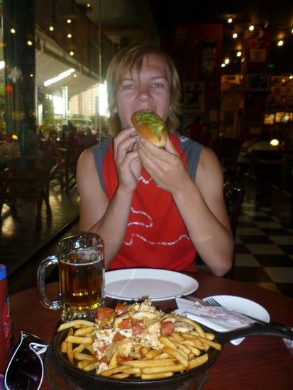 Einmal musste Matze auch typisch chilenisch essen: Completo und Chorillana