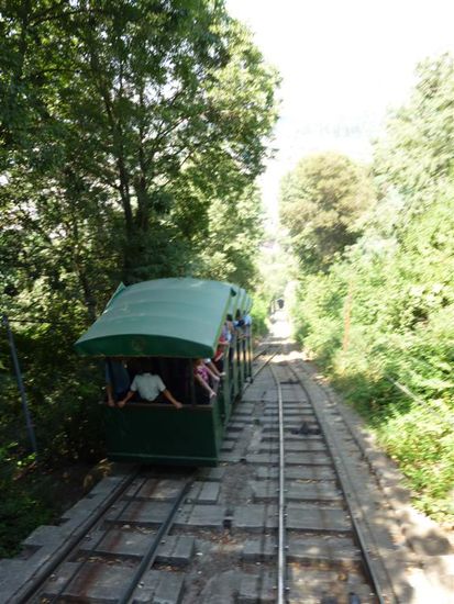 Mit dem Aufzug ging e steil bergauf