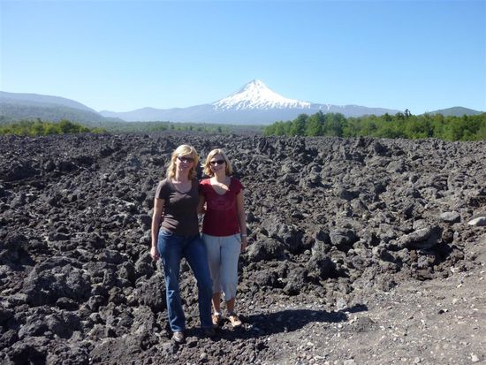 Auf getrockneter Lava im Hintergrund der Vulkan