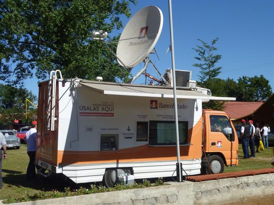 aber die Chilenen sind clever, die haben auf jedem Volksfest einen mobilen Geldautomaten stehen, damit man, wenn man sein Geld vertrunken hat, jeder zeit Nachschub holen kann 
