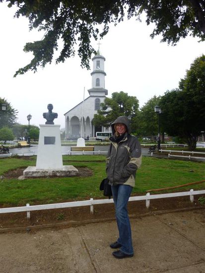 Bei Regen vor der Kirche in Dalcahue