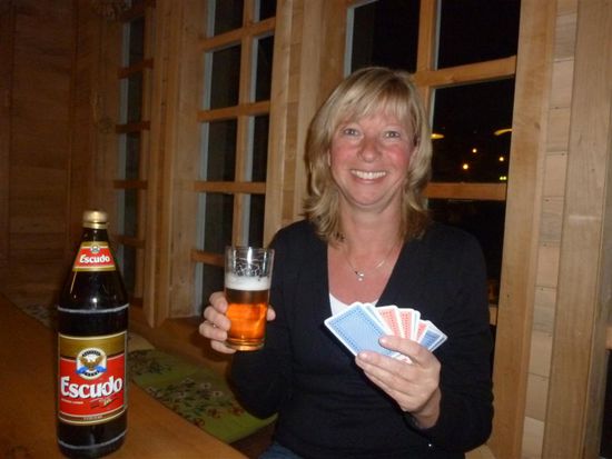 Abends im Hostel am Kamin beim Canasta spielen 