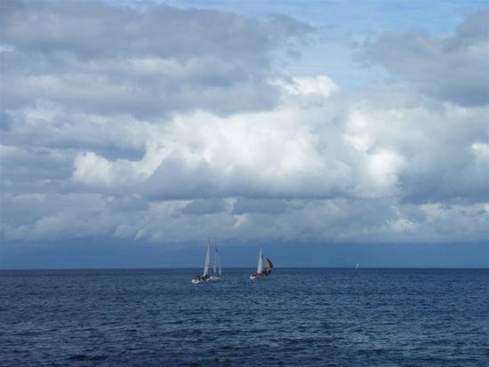 Im Hintergrund (hinter den Wolken  ) ist der vulkan