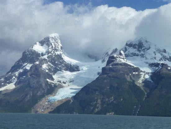 Bei dem Balmaceda Gletscher sieht man sehr deutlich wie er sich immer weiter zurück bildet