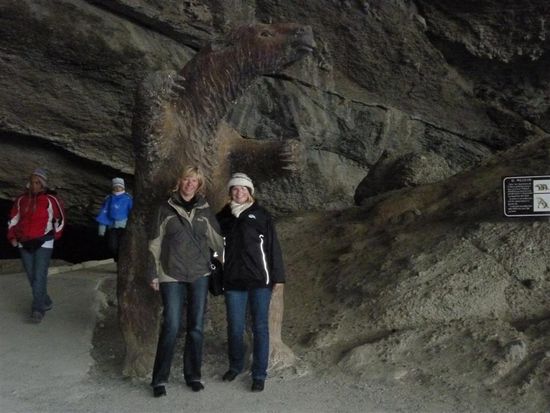 Mama und ich vor einer Nachbildung des urtieres Meldon, das dort vor tausenden jahren gelebt hat.