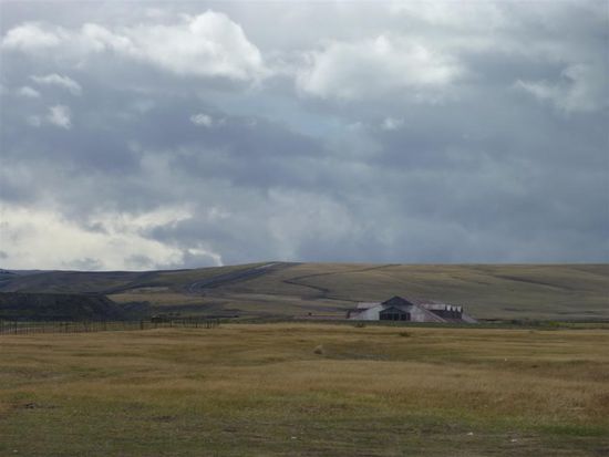Bis zum Park sind wir etwa 1,5 Stunden durch endlose Steppe gefahren